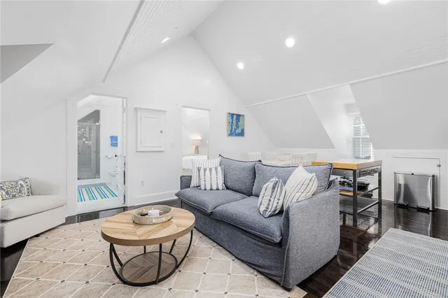 $3,250 | 8 Brenton Road, Unit 3, Newport, RI 02840