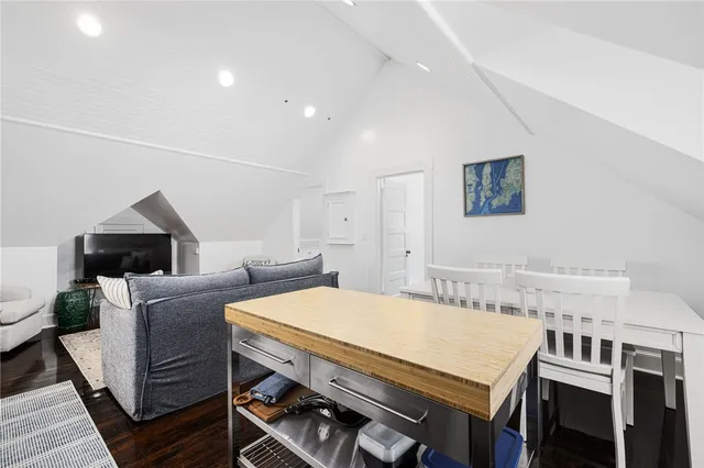 $3,250 | 8 Brenton Road, Unit 3, Newport, RI 02840