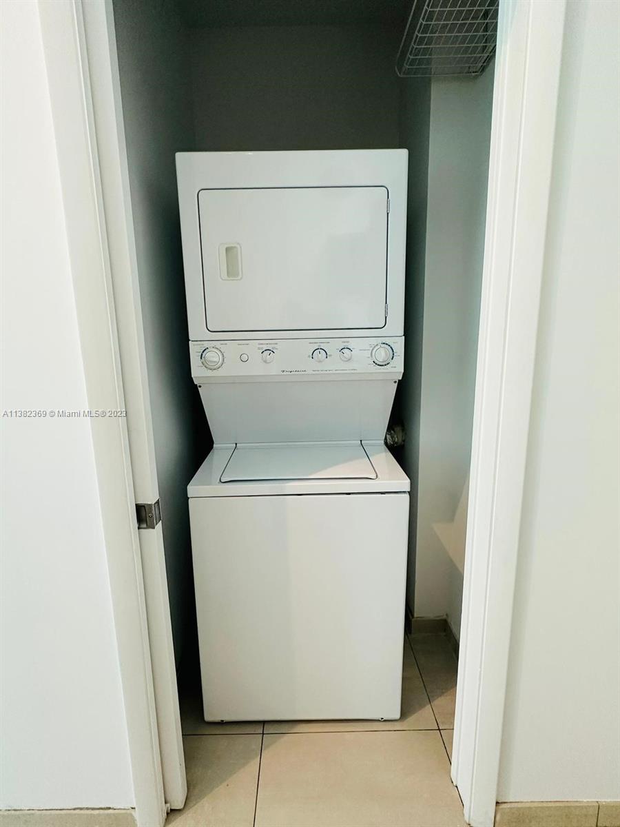 Edgewater Miami, FL 33132 - Photo 14 of 25 a utility room with dryer and washer