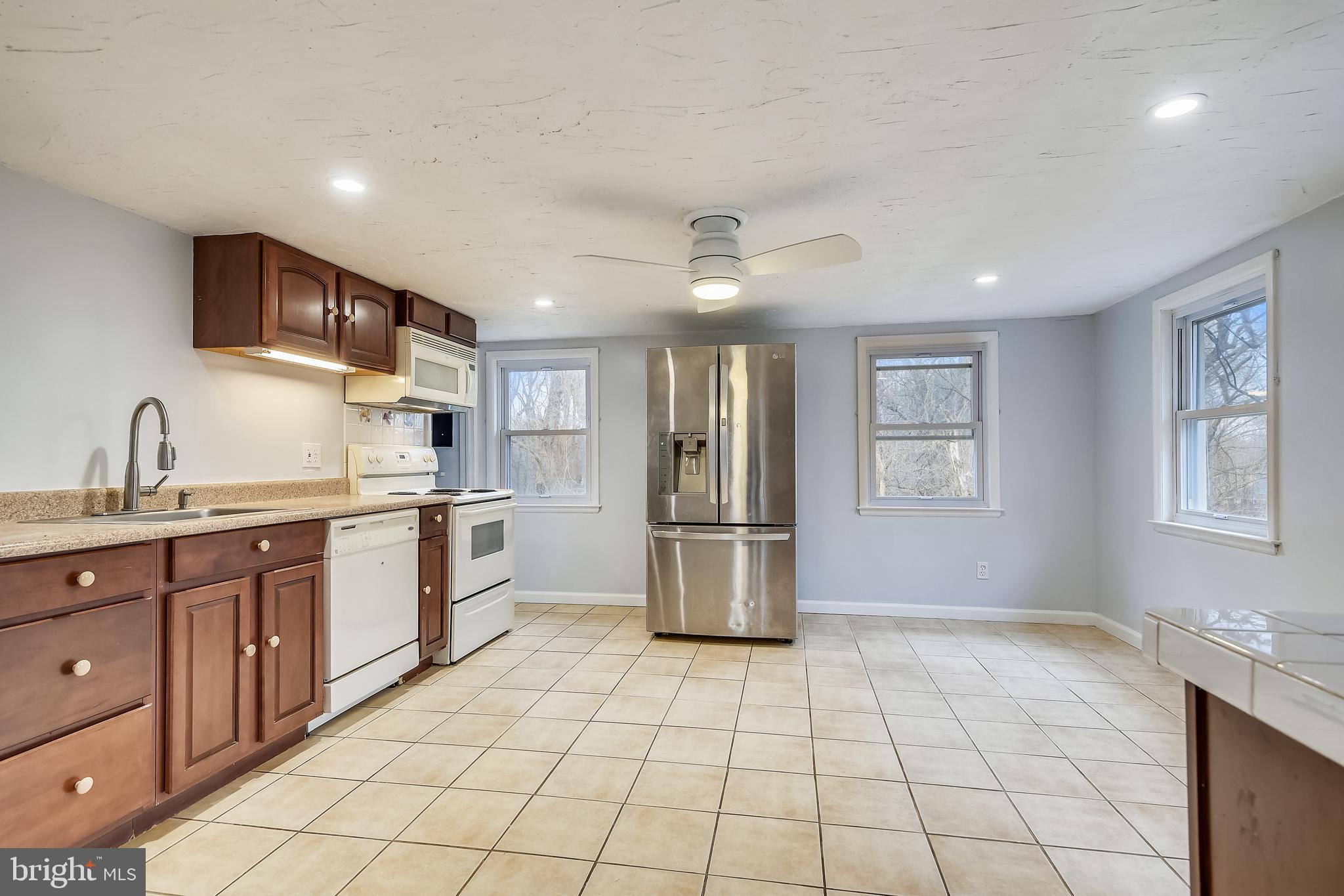 8540 Dogwood Road Baltimore, MD 21244 - Photo 3 of 36