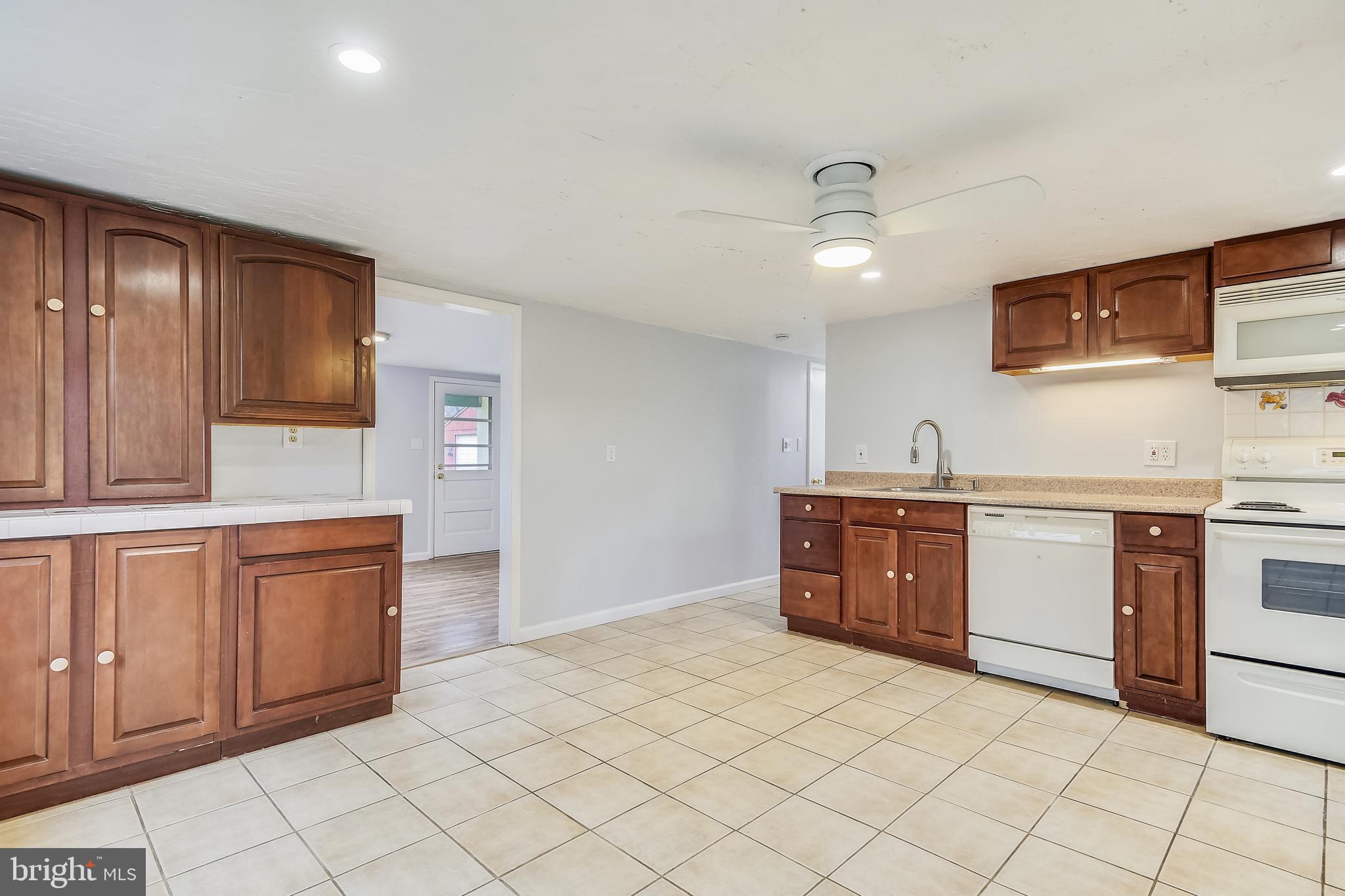 8540 Dogwood Road Baltimore, MD 21244 - Photo 4 of 36