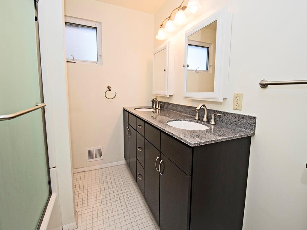 929 Lindsay Road Carnegie, PA 15106 - Photo 10 of 22 Upper level main bath