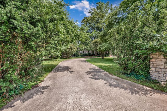 a view of entryway livingroom and hall