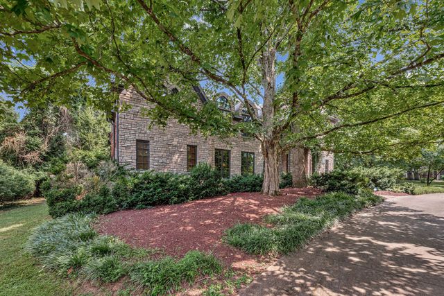 a view of livingroom with furniture