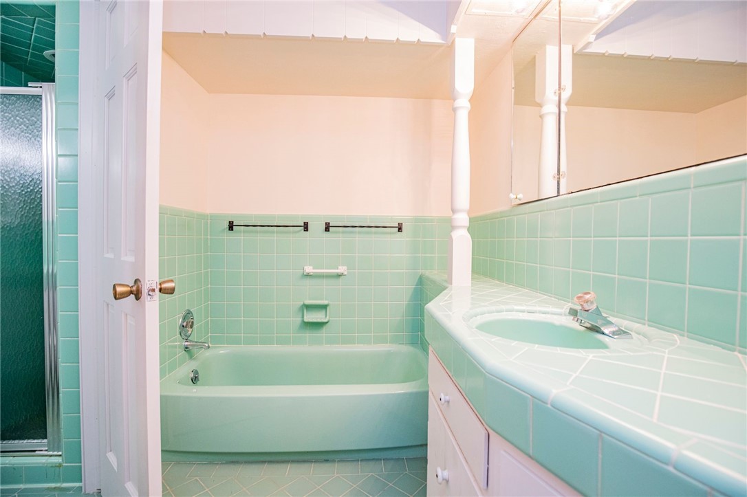 1101 Cheyenne Trail Springdale, AR 72762 - Photo 16 of 18 Second full bath with vintage tub.