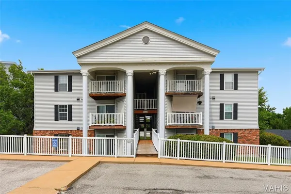 $138,500 | 12401 Somerset Pl Drive, Unit E, St. Louis, MO 63128