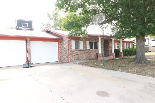 $194,900 | 212 Palmer Drive, Comanche, TX 76442