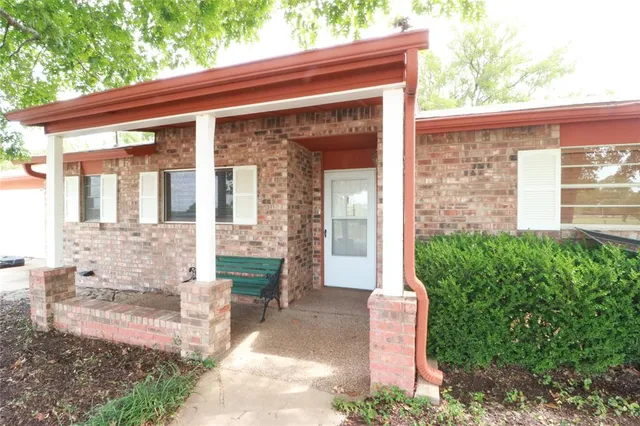 $194,900 | 212 Palmer Drive, Comanche, TX 76442