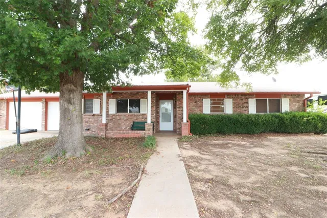 $194,900 | 212 Palmer Drive, Comanche, TX 76442