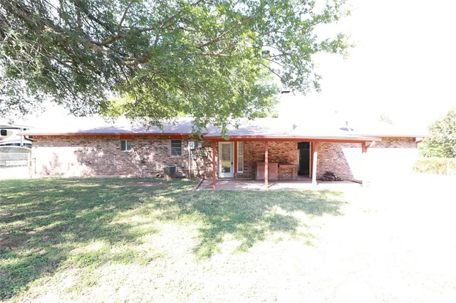 $194,900 | 212 Palmer Drive, Comanche, TX 76442