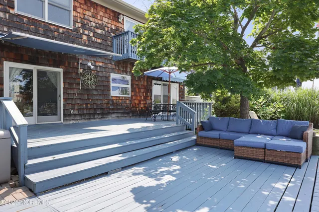 a view of a bench in the back yard