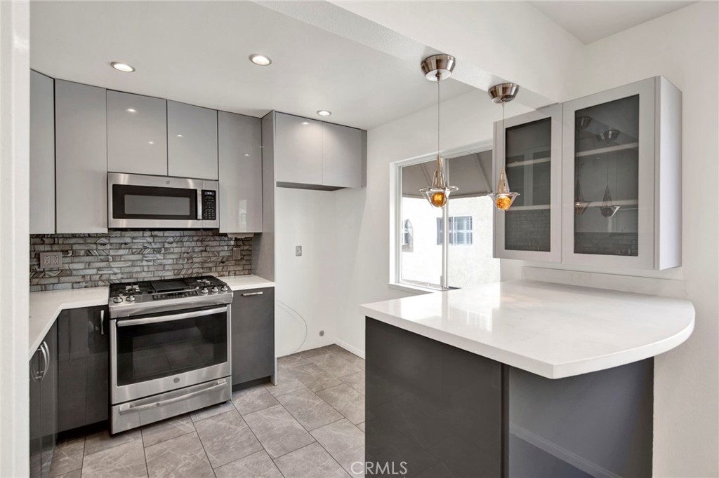 9745 Vía Roma Burbank, CA 91504 - Photo 6 of 18 Gallery Image 6
