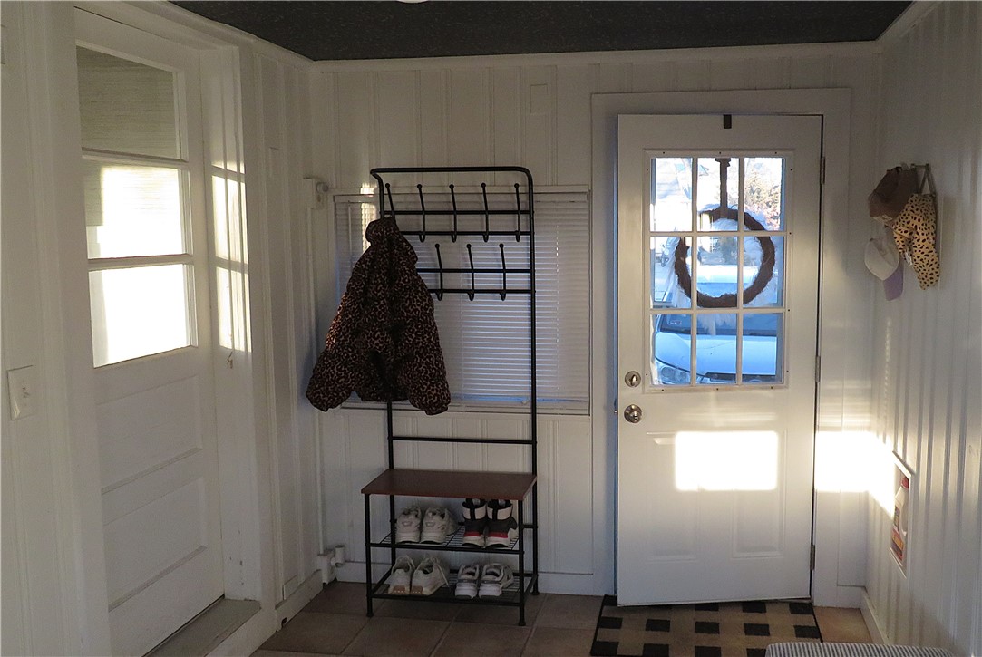 276 Strawberry Field Road Warwick, RI 02886 - Photo 3 of 28 Gallery Image 3