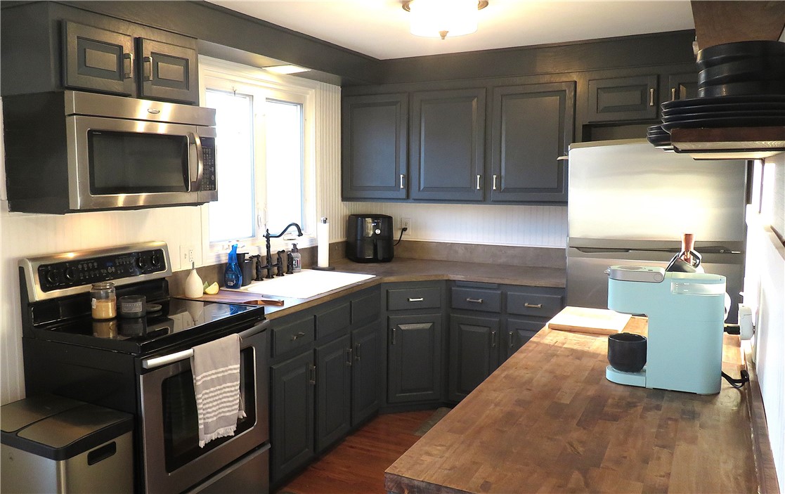 276 Strawberry Field Road Warwick, RI 02886 - Photo 10 of 28 Gallery Image 10