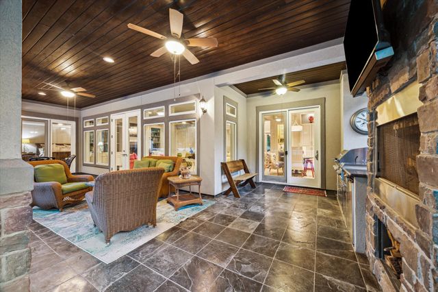 $750,000 | 3 Edgewood West, Montgomery, TX 77356