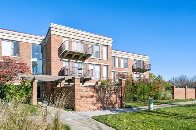 $329,900 | 351 Kelburn Road, Unit 312, Deerfield, IL 60015