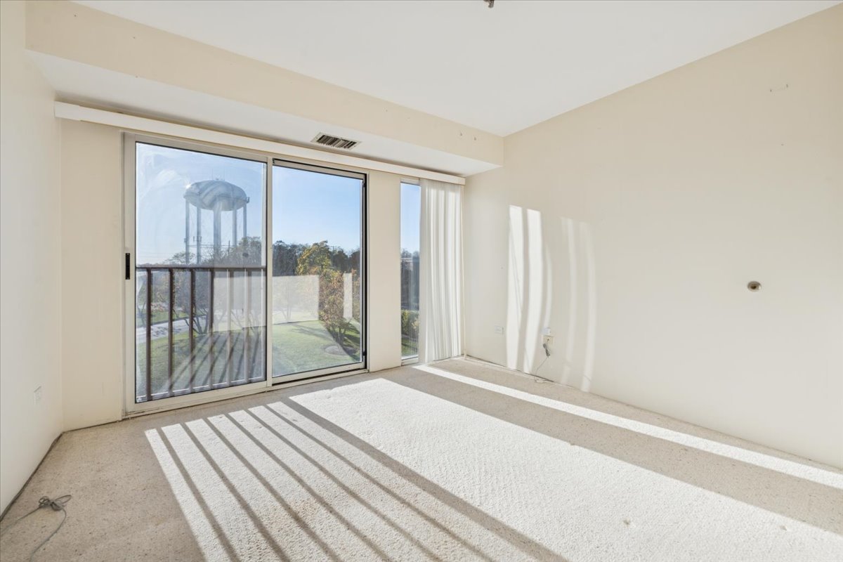 351 Kelburn Road, Unit 312 Deerfield, IL 60015 - Photo 21 of 33 a view of a room with wooden floor and balcony