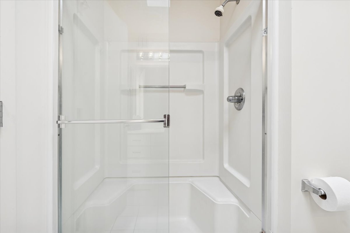 351 Kelburn Road, Unit 312 Deerfield, IL 60015 - Photo 22 of 33 a bathroom with a bathtub