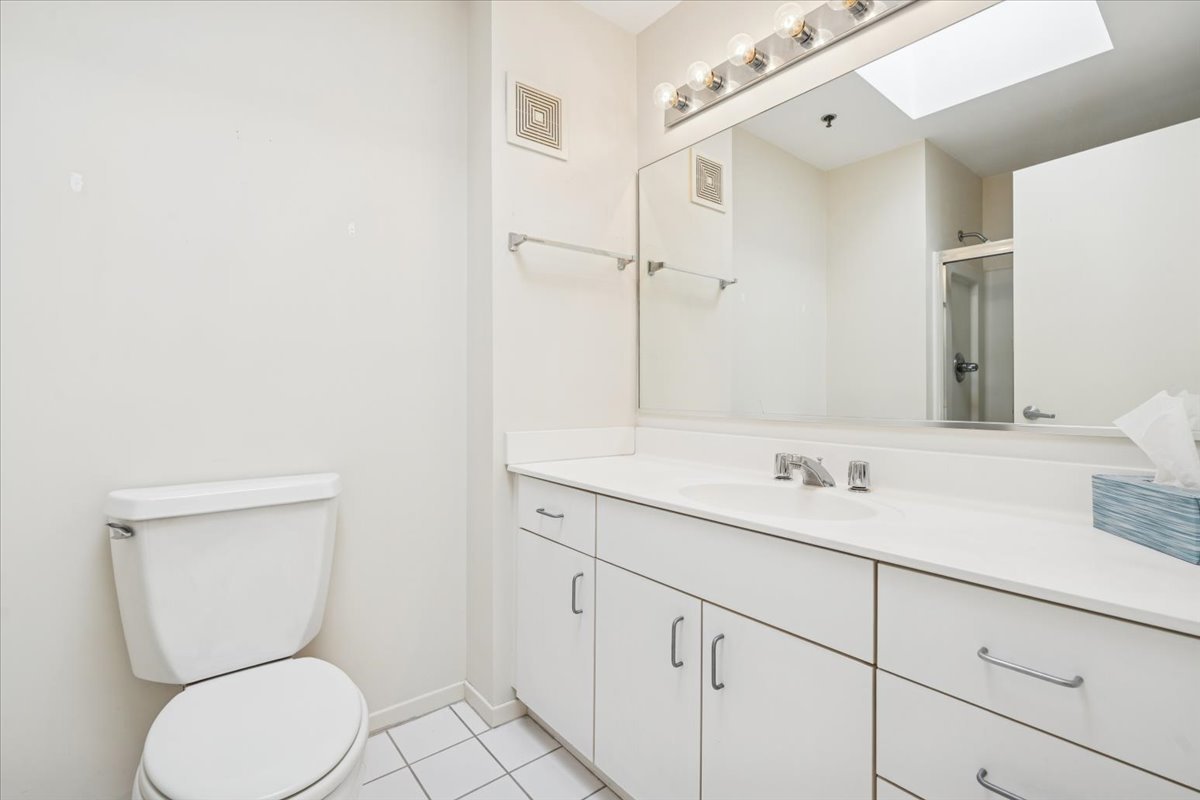 351 Kelburn Road, Unit 312 Deerfield, IL 60015 - Photo 23 of 33 a bathroom with a toilet sink and mirror