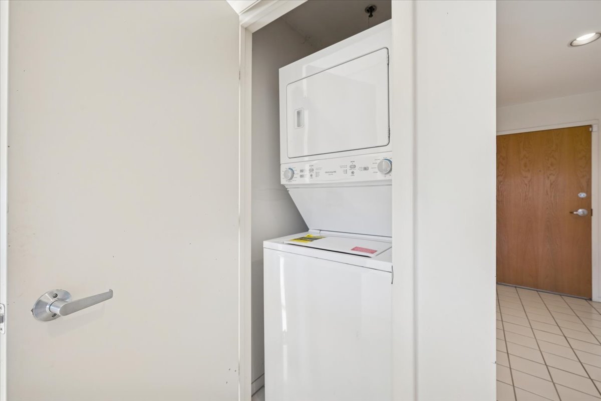 351 Kelburn Road, Unit 312 Deerfield, IL 60015 - Photo 24 of 33 a utility room with dryer and washer