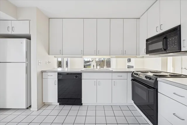 $329,900 | 351 Kelburn Road, Unit 312, Deerfield, IL 60015