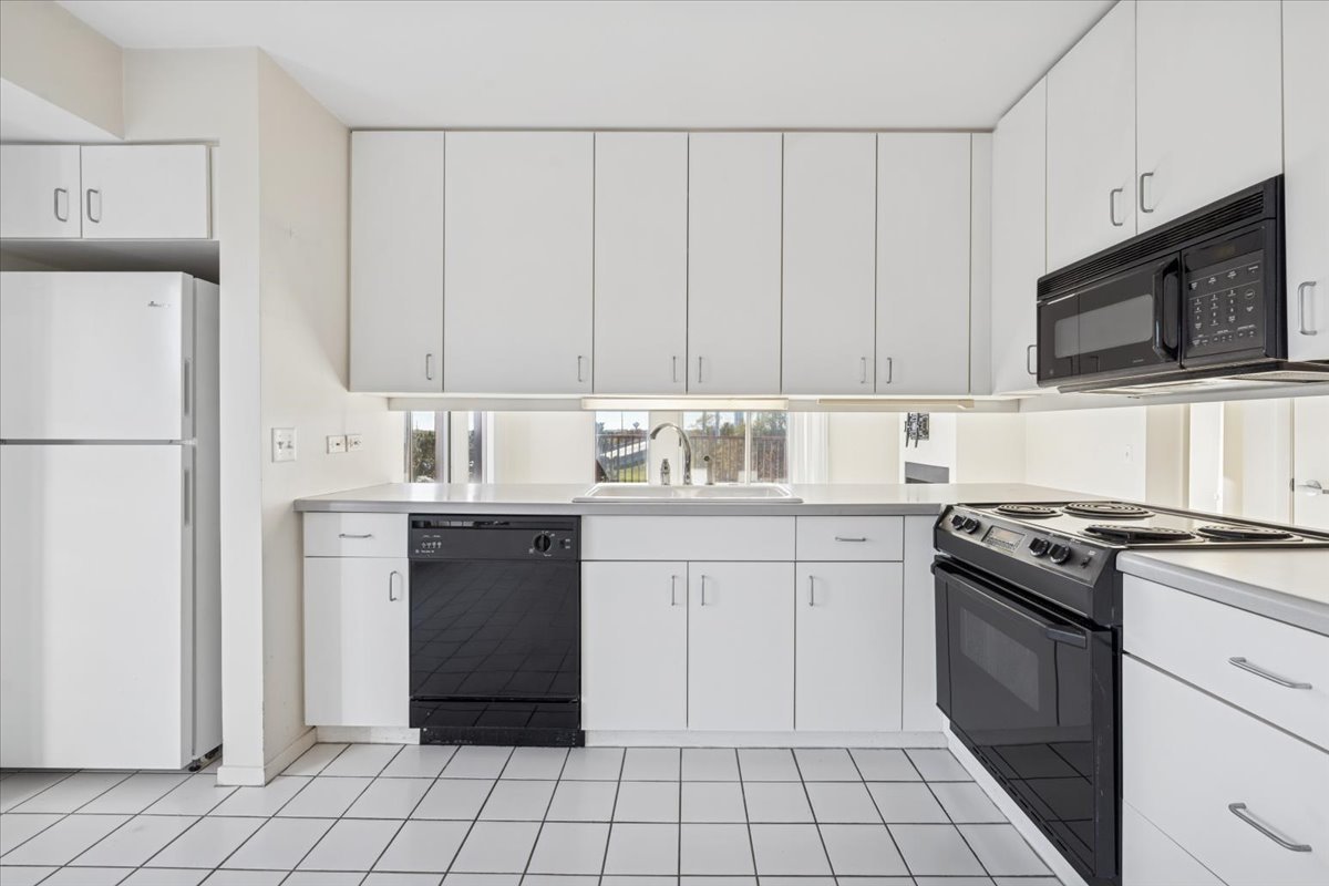 351 Kelburn Road, Unit 312 Deerfield, IL 60015 - Photo 9 of 33 a kitchen with a sink stove and refrigerator
