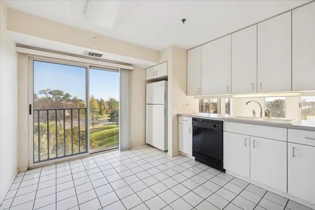 $329,900 | 351 Kelburn Road, Unit 312, Deerfield, IL 60015