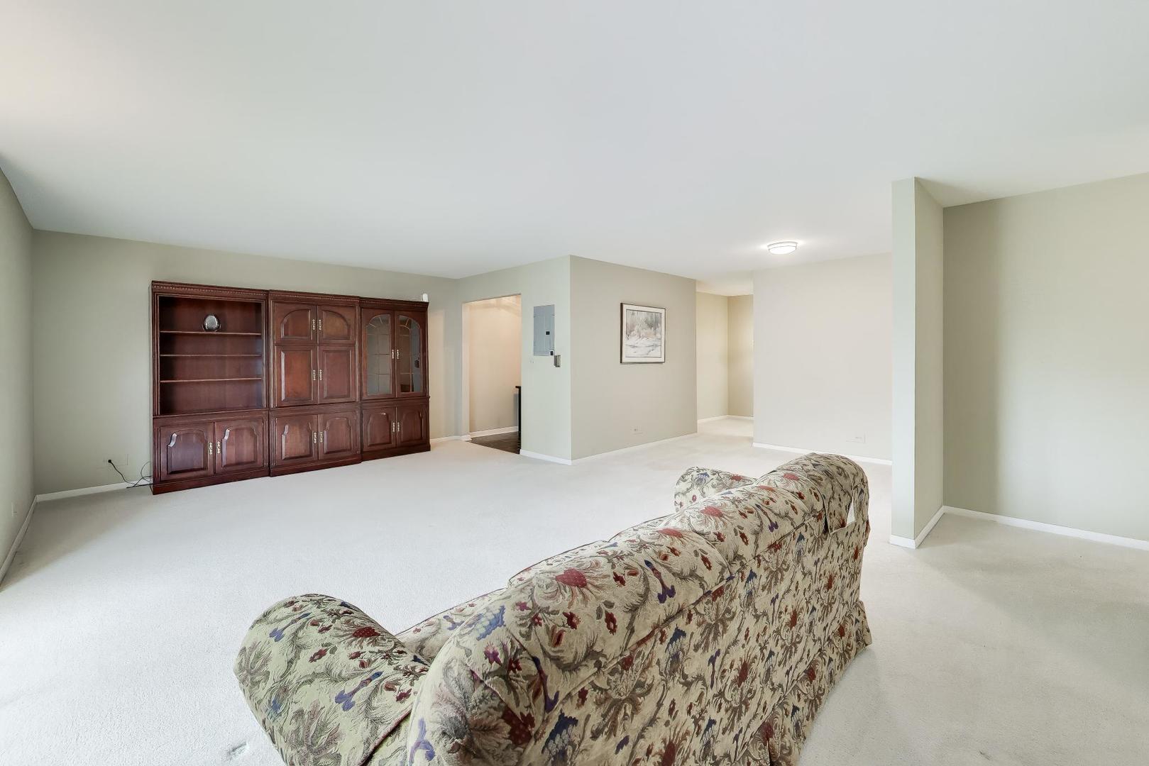 400 Ascot Drive, Unit 1M Park Ridge, IL 60068 - Photo 12 of 37 a bedroom with a bed and dresser