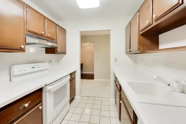 $224,000 | 400 Ascot Drive, Unit 1M, Park Ridge, IL 60068