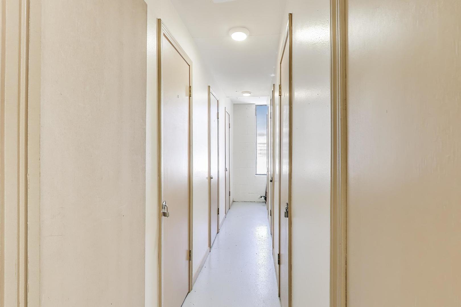 400 Ascot Drive, Unit 1M Park Ridge, IL 60068 - Photo 28 of 37 a view of a hallway with a bathroom