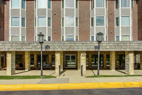$224,000 | 400 Ascot Drive, Unit 1M, Park Ridge, IL 60068
