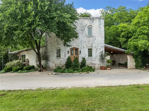 $935,000 | 401 E Avenue, Valley Mills, TX 76689