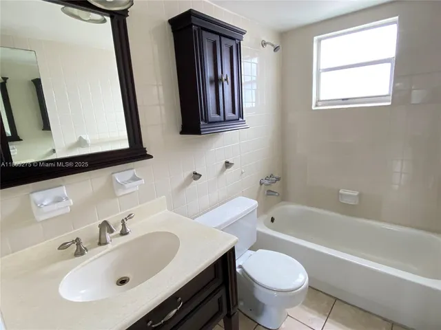 $1,800 | 1655 West 44th Place, Unit 511, Hialeah, FL 33012