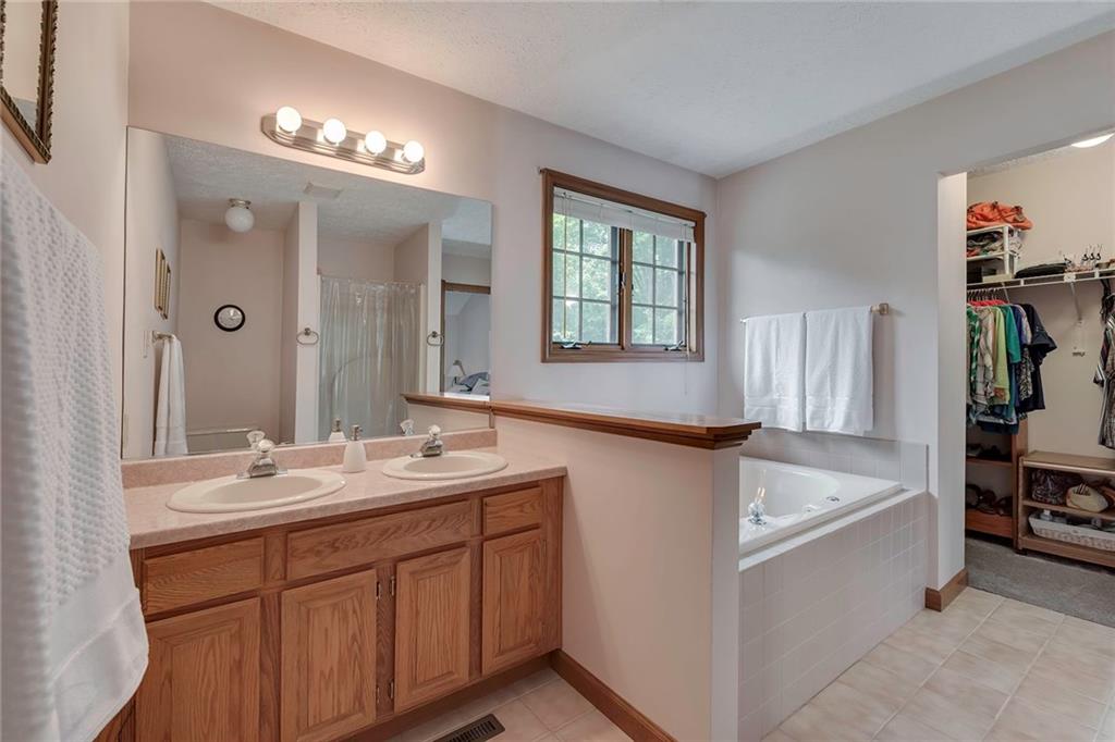 379 Cobblestone Circle McKees Rocks, PA 15136 - Photo 14 of 25