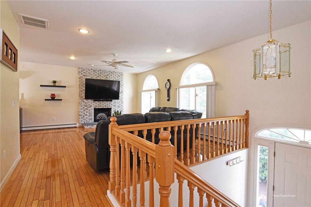 131 Mohawk Trail Cranston, RI 02921 - Photo 3 of 30 Gallery Image 3