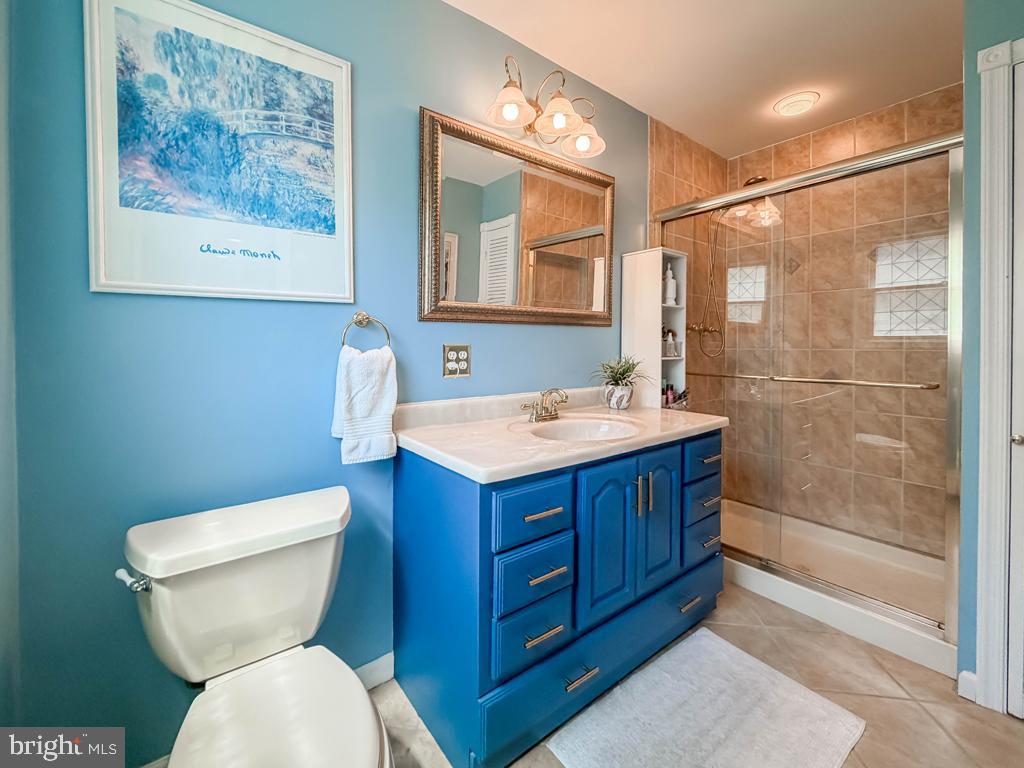 925 Big Oak Road Yardley, PA 19067 - Photo 32 of 51 a bathroom with a toilet sink and mirror