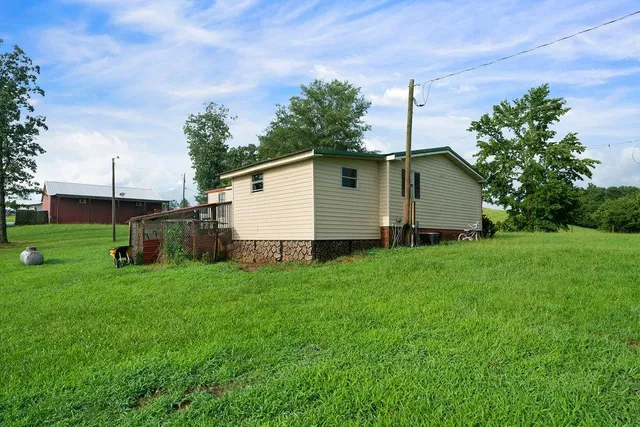 a view of a house with backyard