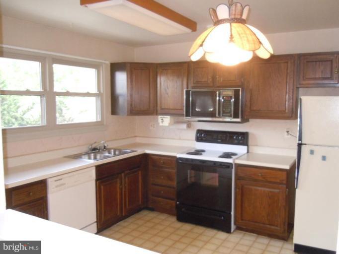 9325 Oak White Road Nottingham, MD 21236 - Photo 8 of 21 Kitchen