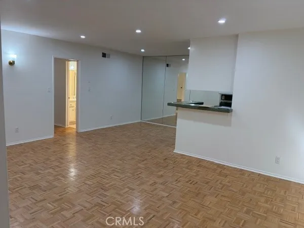 $2,595 | 5320 Zelzah Avenue, Unit 314, Encino, CA 91316
