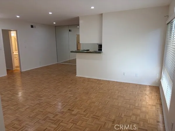 $2,595 | 5320 Zelzah Avenue, Unit 314, Encino, CA 91316