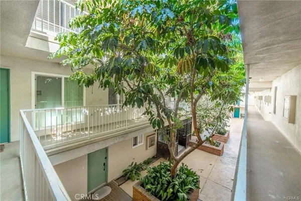 $2,595 | 5320 Zelzah Avenue, Unit 314, Encino, CA 91316
