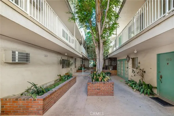 $2,595 | 5320 Zelzah Avenue, Unit 314, Encino, CA 91316