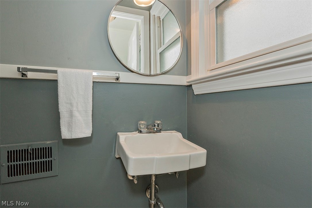 2224 Cranston Road Cleveland, OH 44118 - Photo 16 of 35 Gallery Image 16