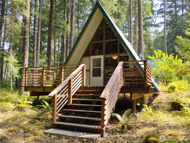 a view of entryway with wooden floor