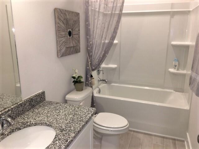 2412 Dakota Way Crestview, FL 32536 - Photo 20 of 30 a bathroom with a granite countertop toilet sink and bathtub