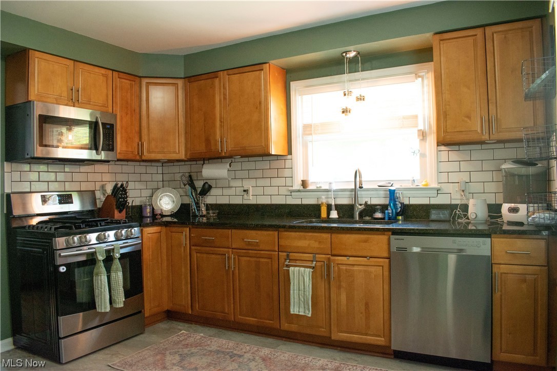 3015 Hearthstone Road Cleveland, OH 44134 - Photo 3 of 27