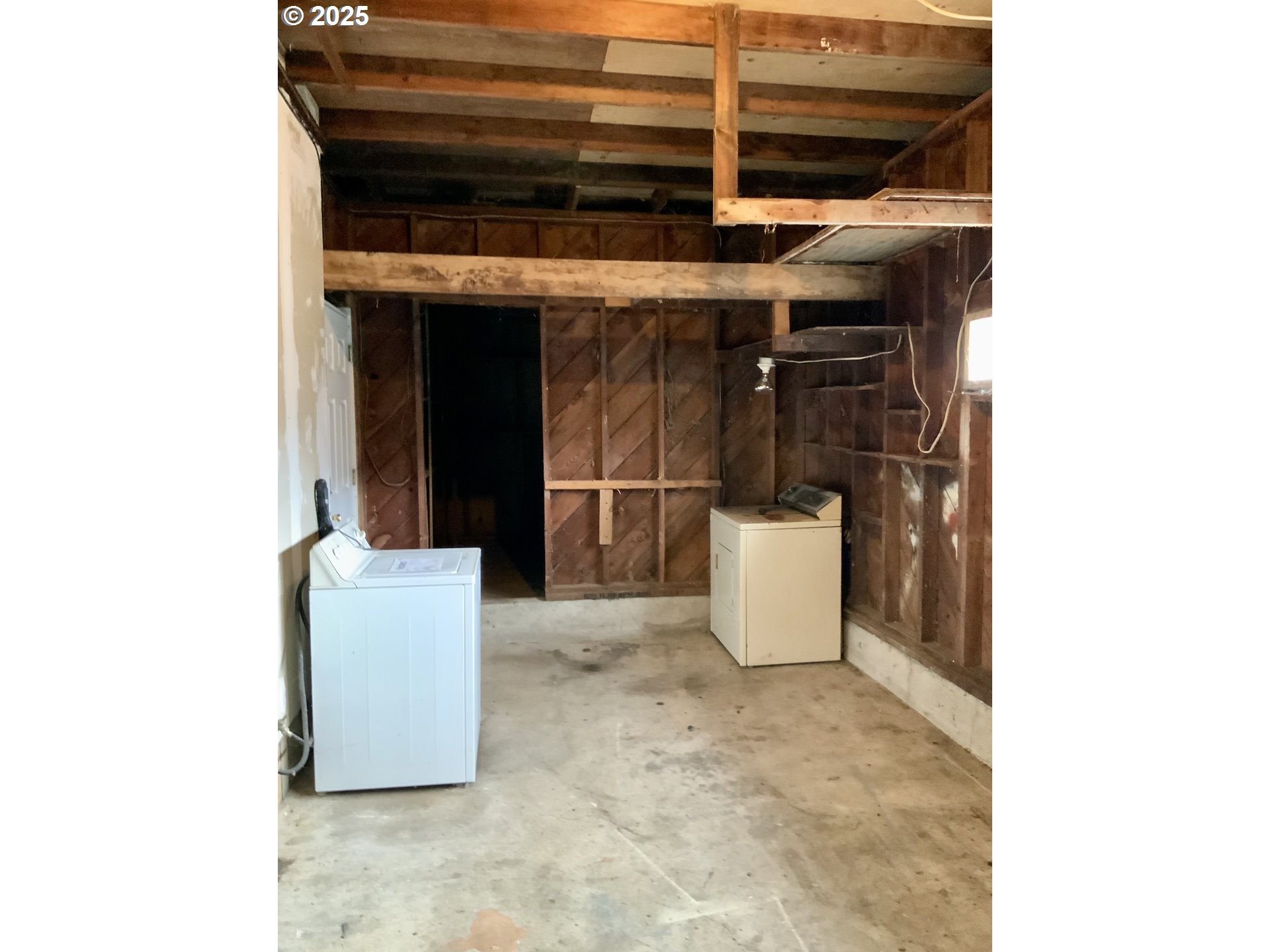 94280 Leith Road Gold Beach, OR 97444 - Photo 15 of 18 Garage