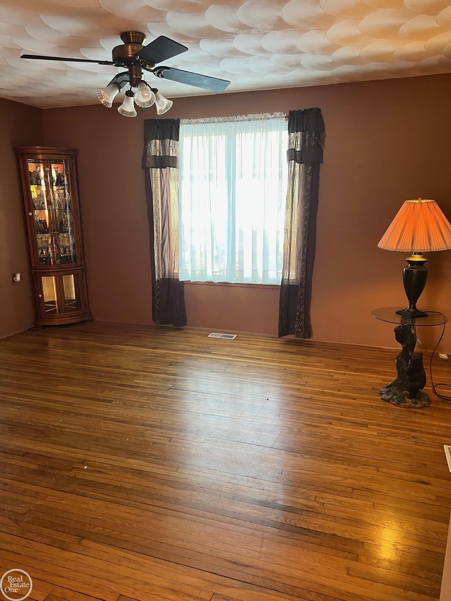 20005 Rensellor Street Livonia, MI 48152 - Photo 7 of 26 50161662-8f5d4992-9808-4e86-82ab-7814232b6029.JPG