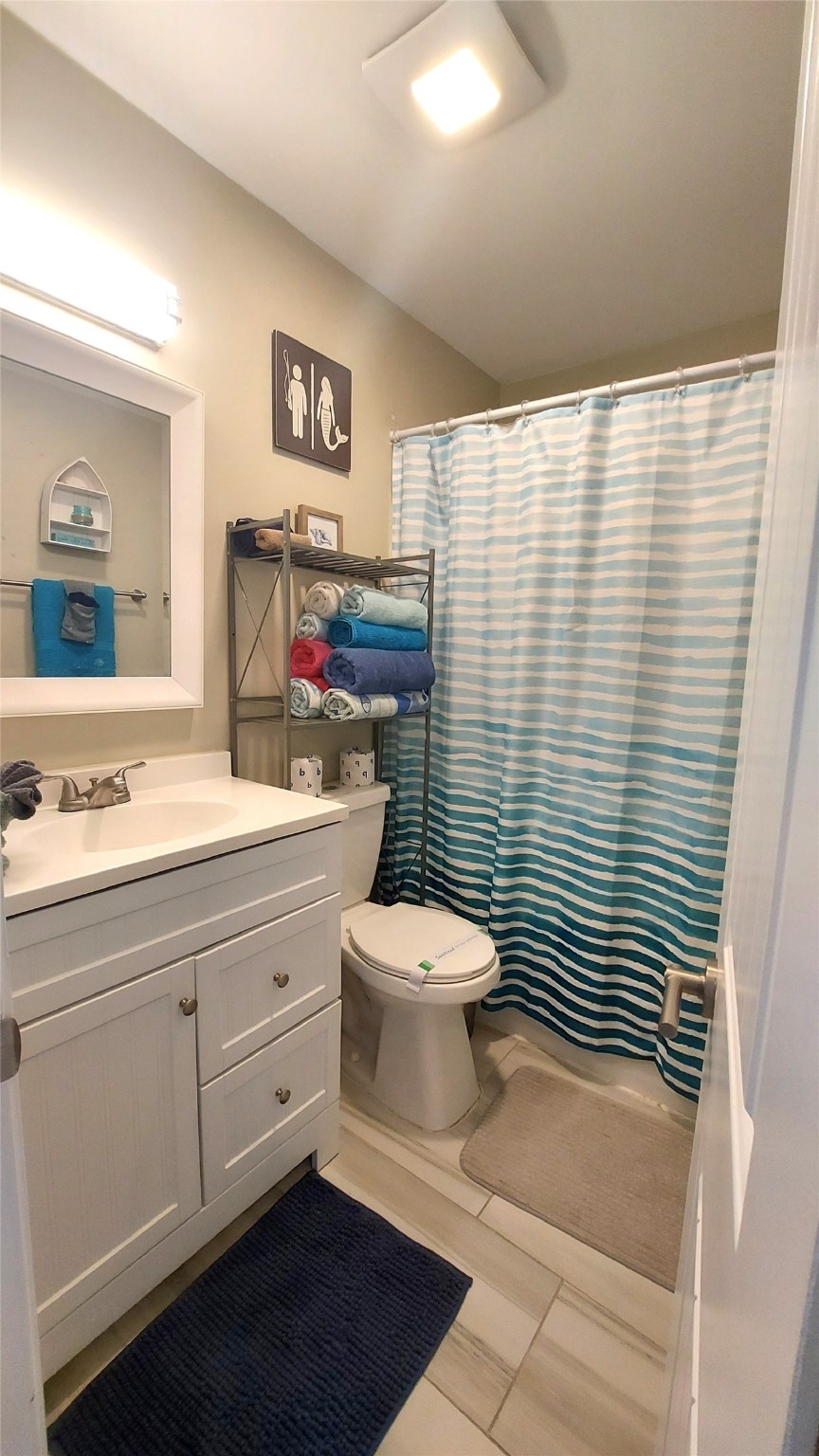 101 Pelican Place, Unit 4 Surfside Beach, TX 77541 - Photo 18 of 25 SECOND Full Bath with Tub-Shower Combo