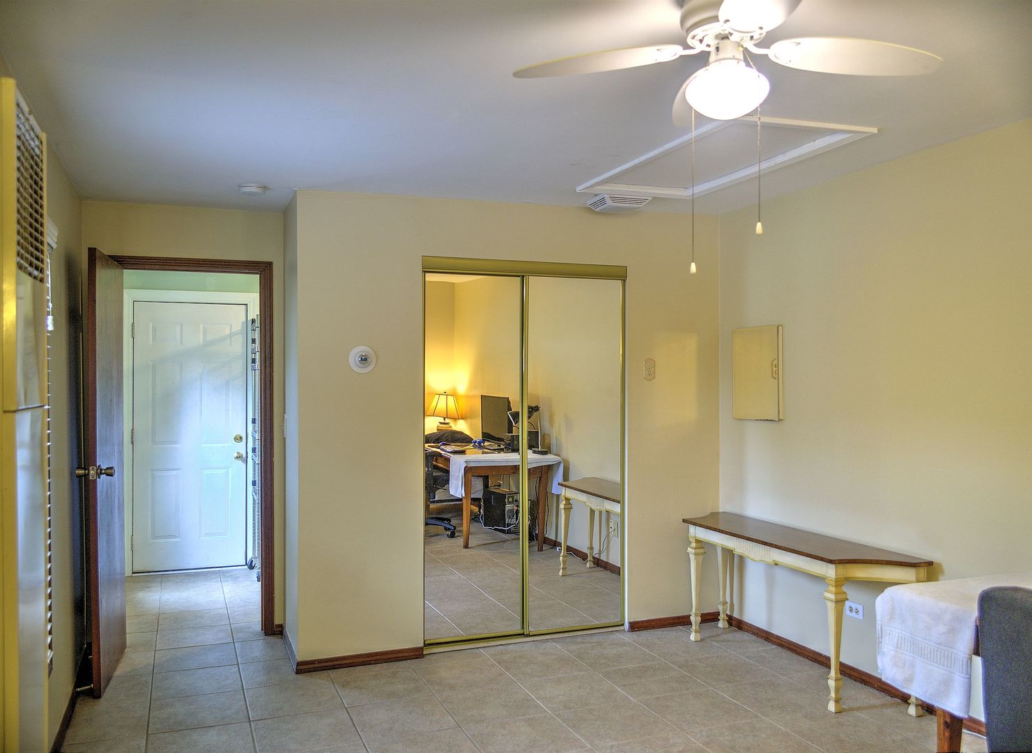 530 Redwood Road Bolingbrook, IL 60440 - Photo 11 of 33 a view of a livingroom with furniture